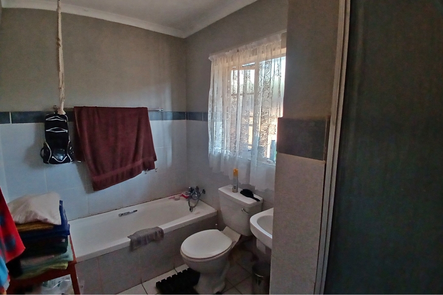 1 Bedroom Property for Sale in Rooihuiskraal North Gauteng