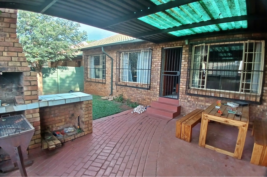 1 Bedroom Property for Sale in Rooihuiskraal North Gauteng