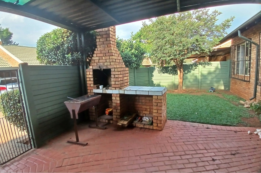 1 Bedroom Property for Sale in Rooihuiskraal North Gauteng
