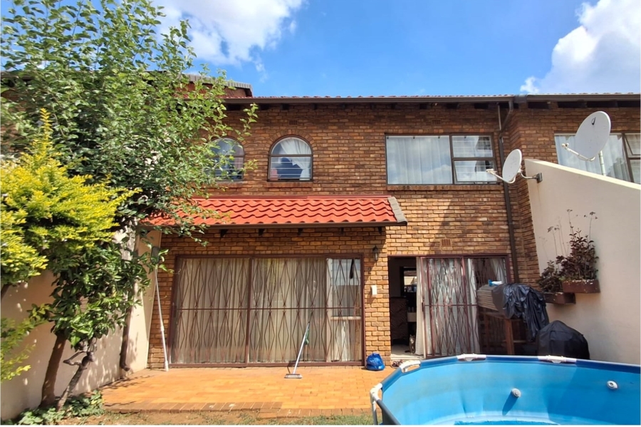 3 Bedroom Property for Sale in Farrarmere Gauteng