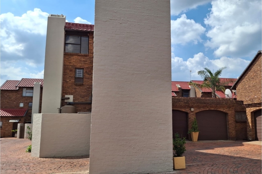 3 Bedroom Property for Sale in Farrarmere Gauteng