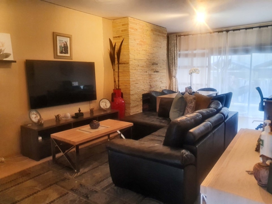 To Let 2 Bedroom Property for Rent in Hyde Park Gauteng