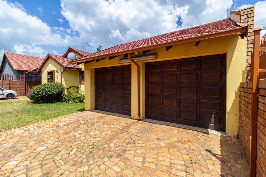 4 Bedroom Property for Sale in Lenasia South Gauteng
