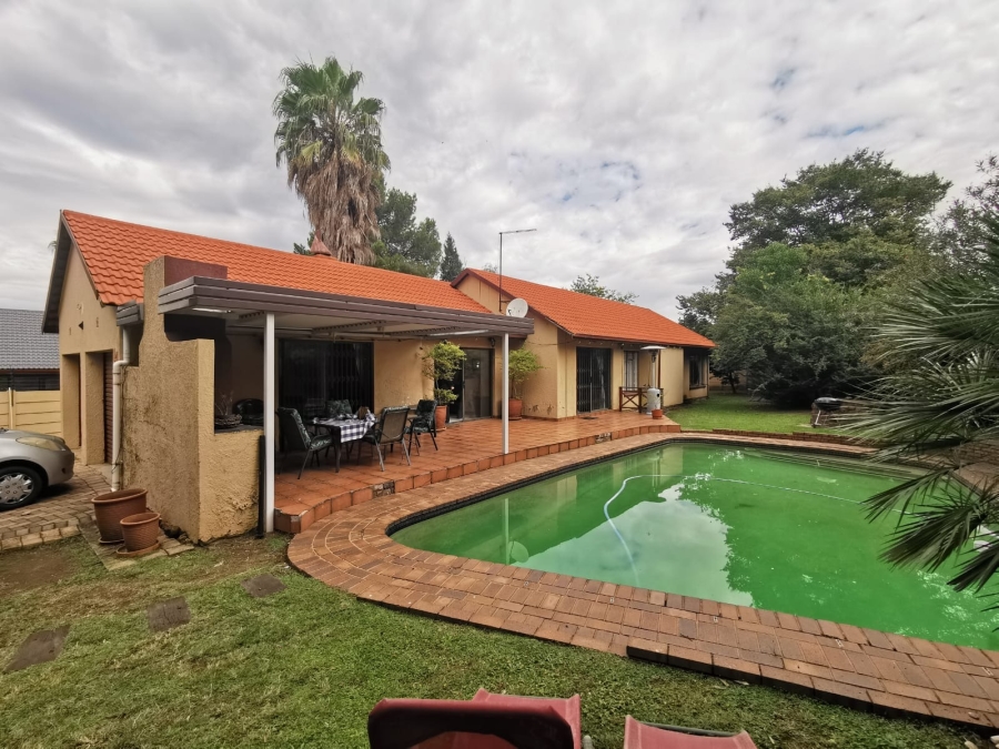 3 Bedroom Property for Sale in Brackendowns Gauteng