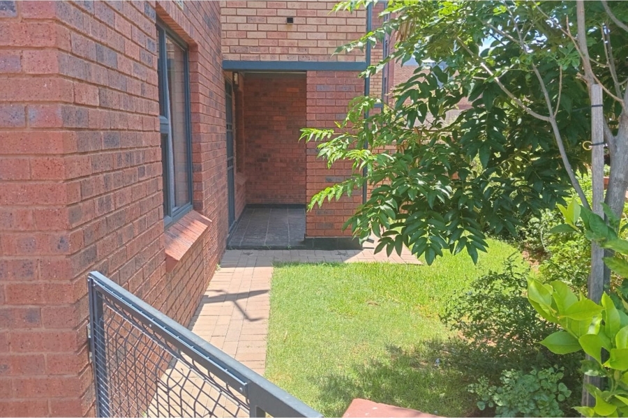 2 Bedroom Property for Sale in La Montagne Gauteng