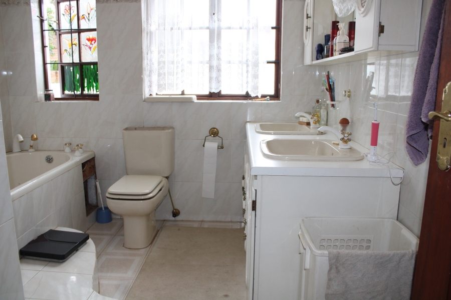 5 Bedroom Property for Sale in Ninapark Gauteng