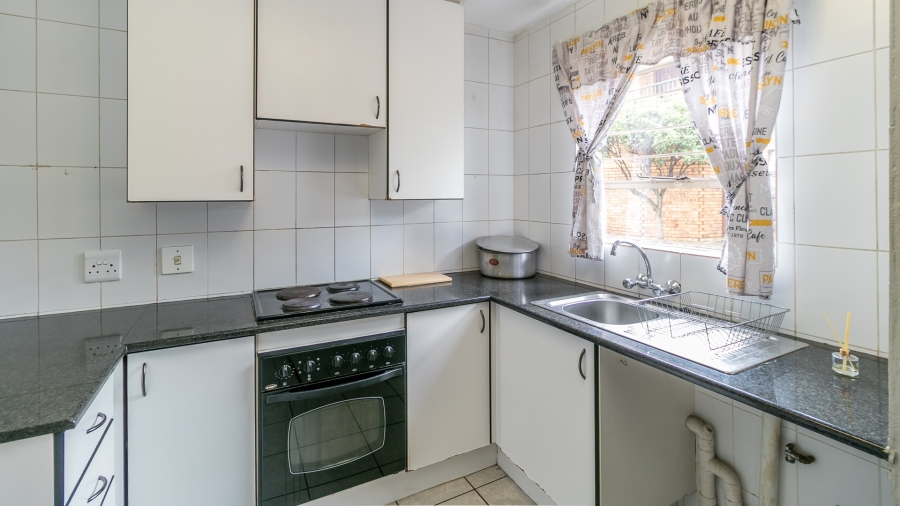 To Let 1 Bedroom Property for Rent in Linden Gauteng