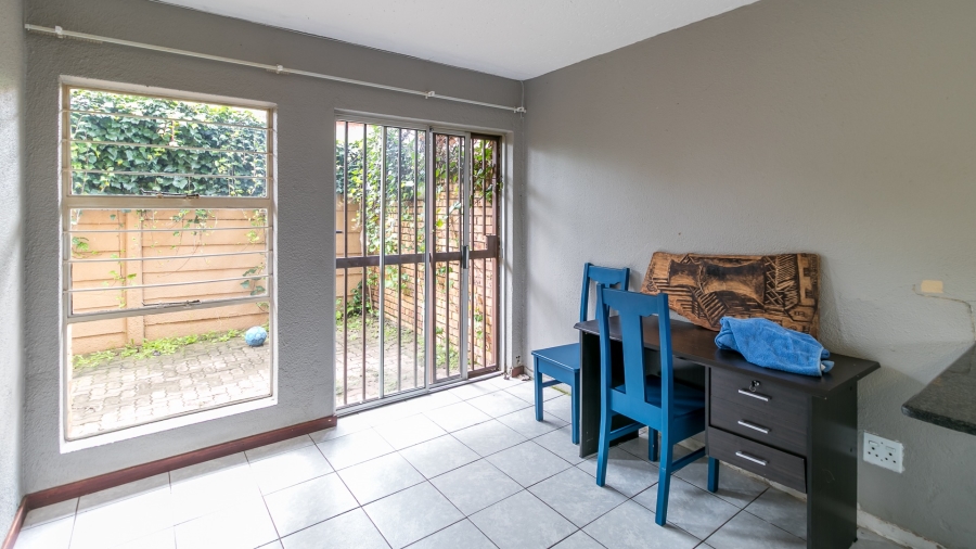 To Let 1 Bedroom Property for Rent in Linden Gauteng