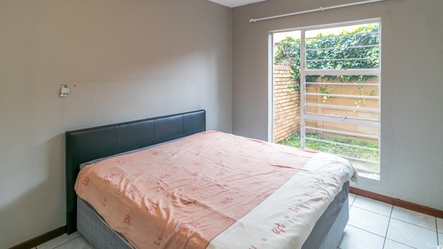 To Let 1 Bedroom Property for Rent in Linden Gauteng