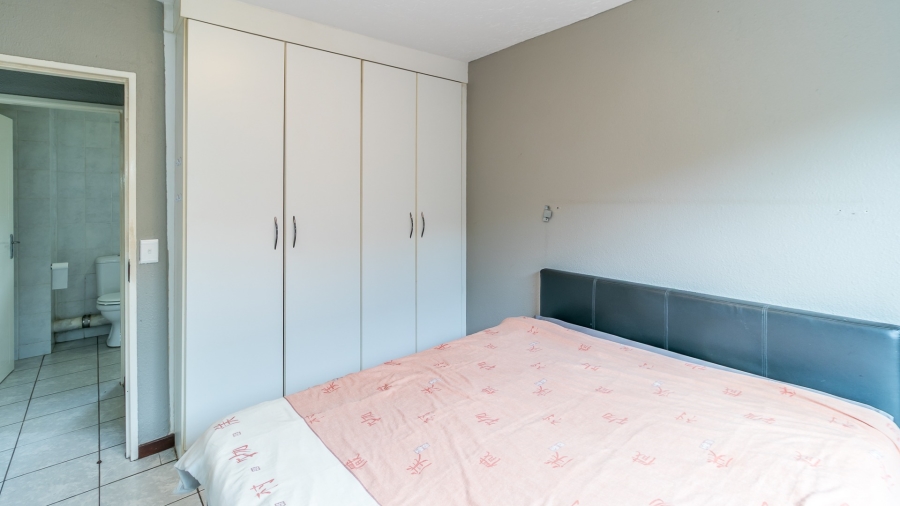 To Let 1 Bedroom Property for Rent in Linden Gauteng