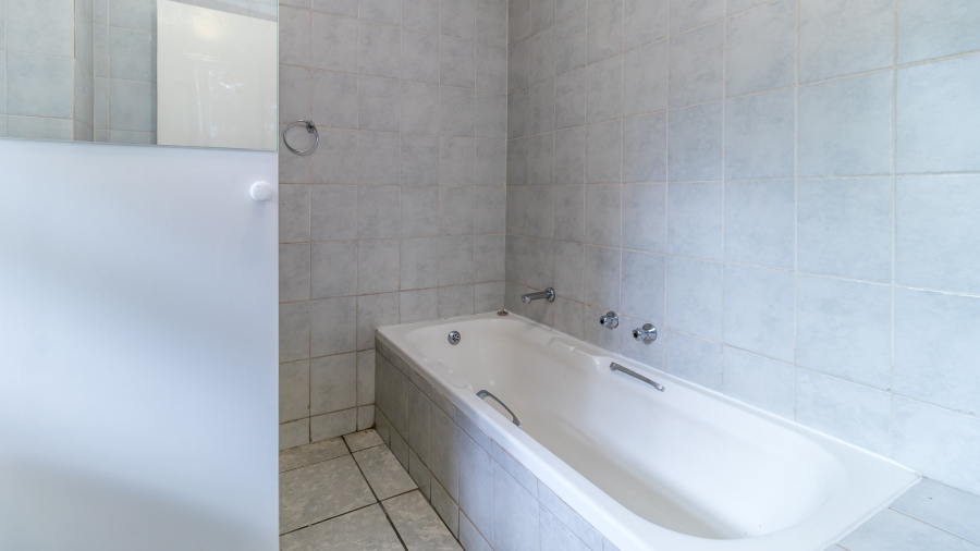 To Let 1 Bedroom Property for Rent in Linden Gauteng