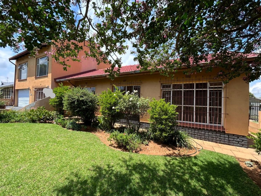 6 Bedroom Property for Sale in Witpoortjie Gauteng
