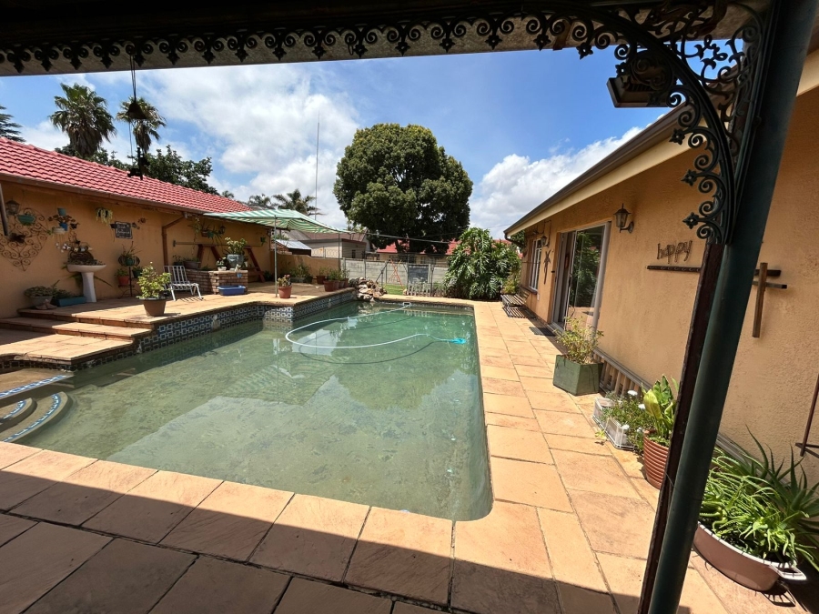 6 Bedroom Property for Sale in Witpoortjie Gauteng