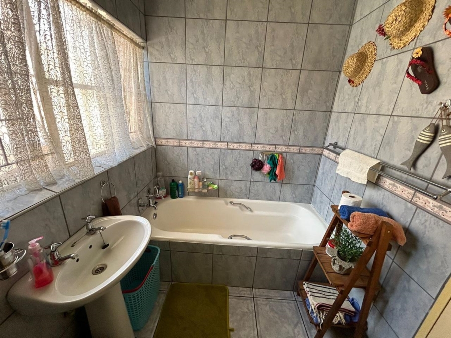 6 Bedroom Property for Sale in Witpoortjie Gauteng