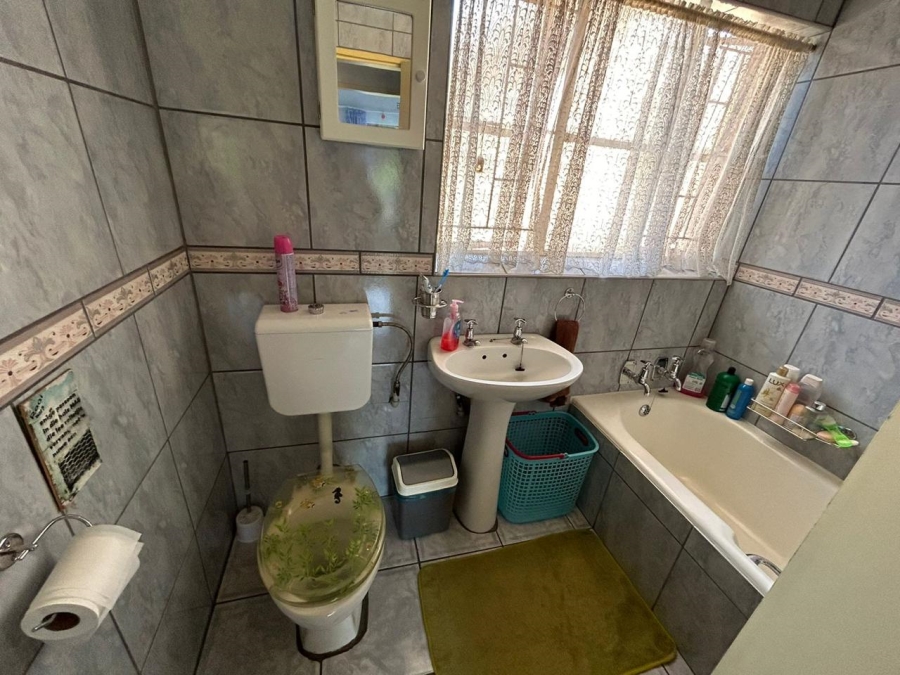 6 Bedroom Property for Sale in Witpoortjie Gauteng