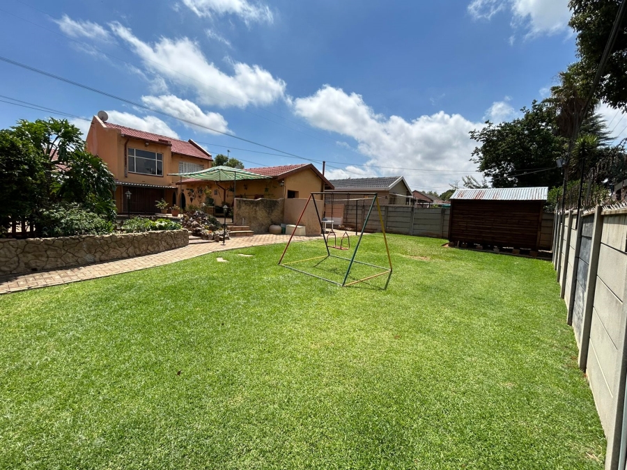 6 Bedroom Property for Sale in Witpoortjie Gauteng