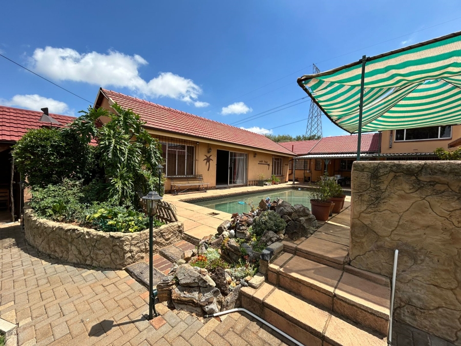 6 Bedroom Property for Sale in Witpoortjie Gauteng