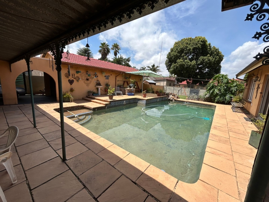 6 Bedroom Property for Sale in Witpoortjie Gauteng