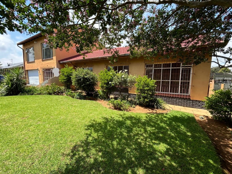 6 Bedroom Property for Sale in Witpoortjie Gauteng