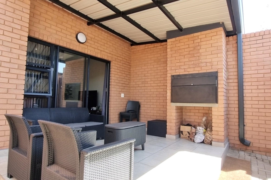 To Let 2 Bedroom Property for Rent in Six Fountains Residential Estate Gauteng