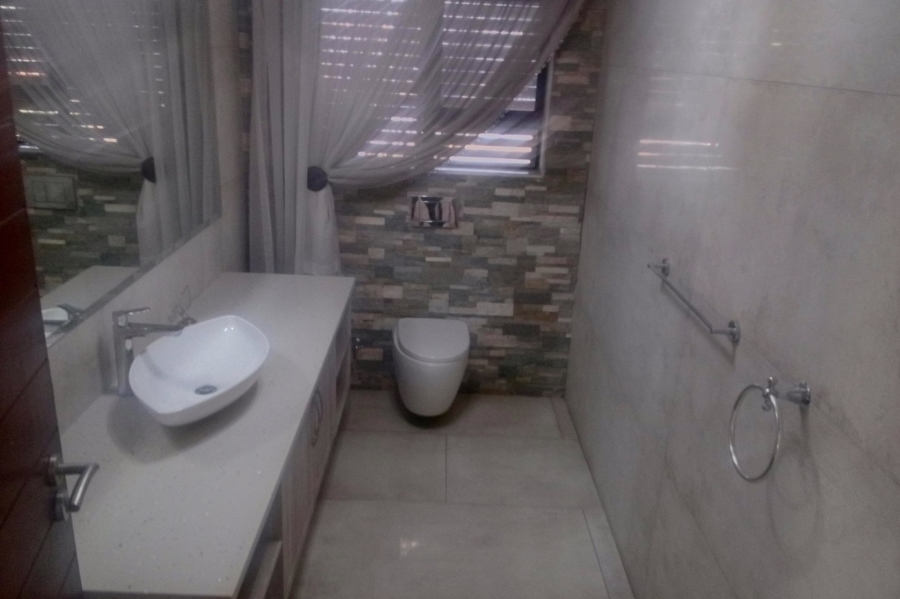 5 Bedroom Property for Sale in Blue Valley Golf Estate Gauteng