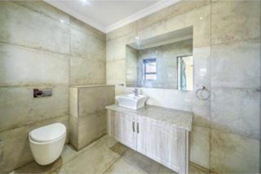 5 Bedroom Property for Sale in Blue Valley Golf Estate Gauteng