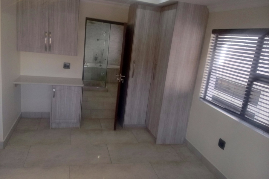 5 Bedroom Property for Sale in Blue Valley Golf Estate Gauteng