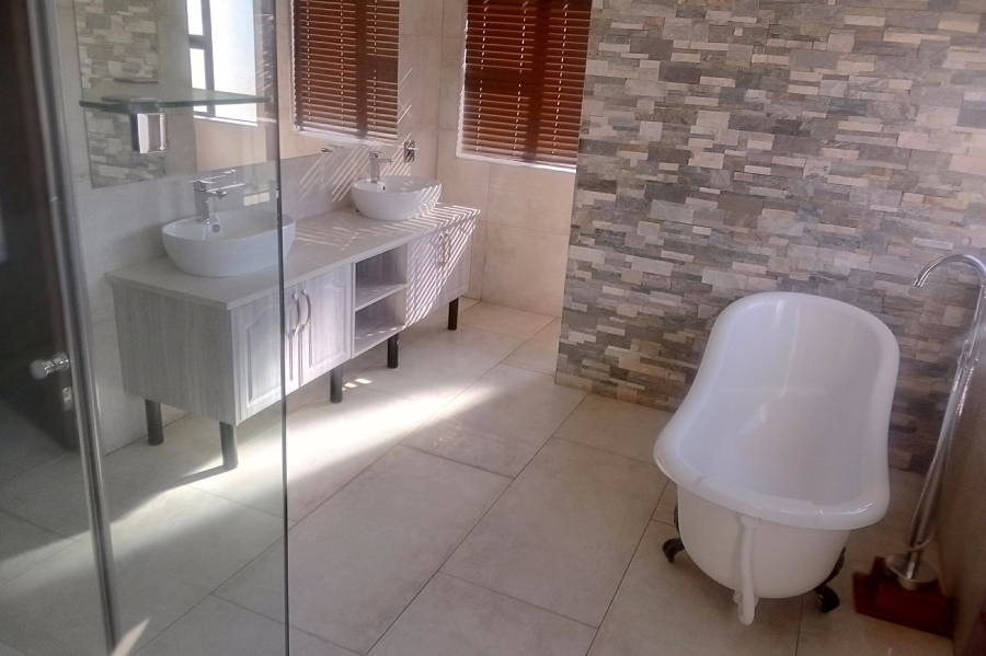 5 Bedroom Property for Sale in Blue Valley Golf Estate Gauteng
