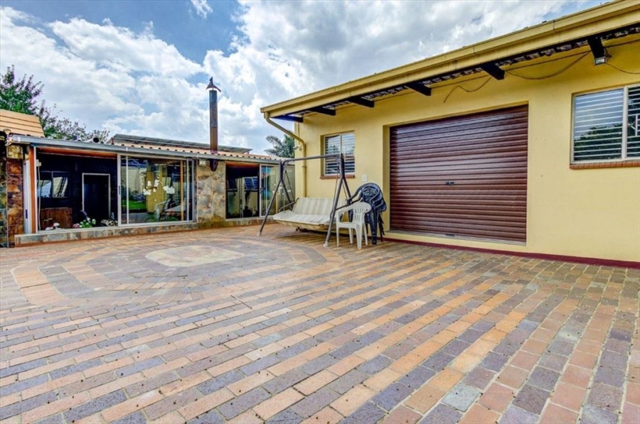 8 Bedroom Property for Sale in Edleen Gauteng