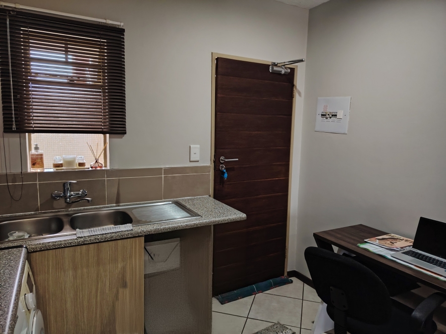 2 Bedroom Property for Sale in Monavoni Gauteng