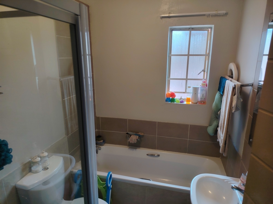 2 Bedroom Property for Sale in Monavoni Gauteng