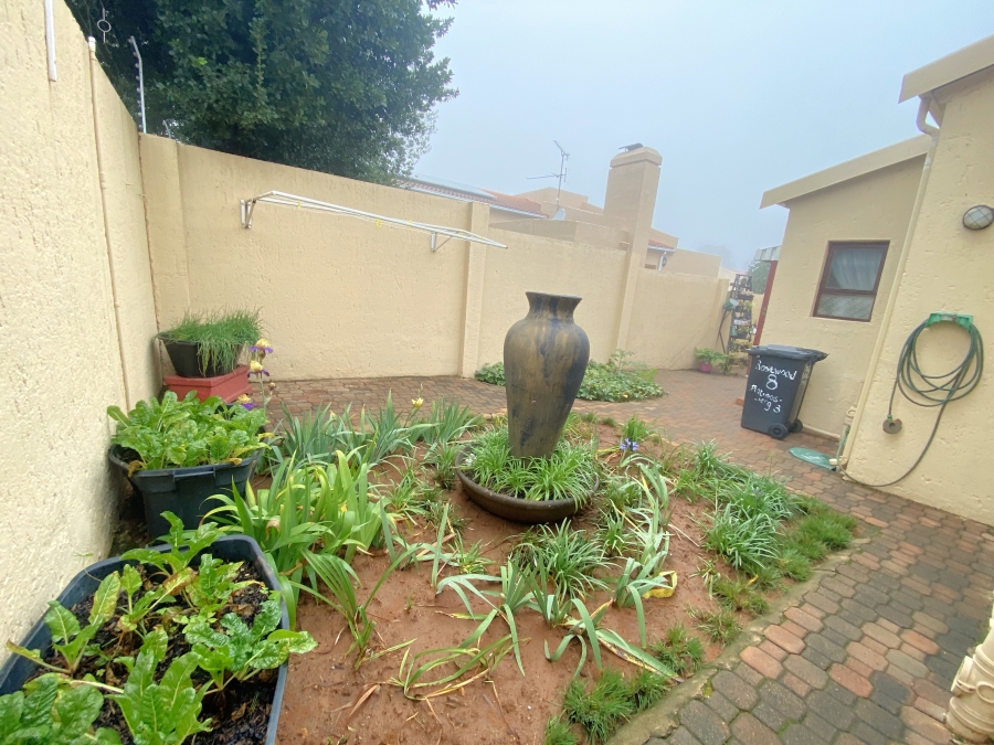 2 Bedroom Property for Sale in Noordheuwel Gauteng