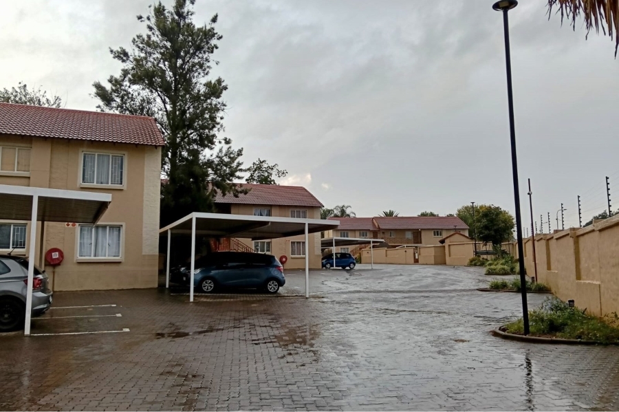 2 Bedroom Property for Sale in Die Hoewes Gauteng