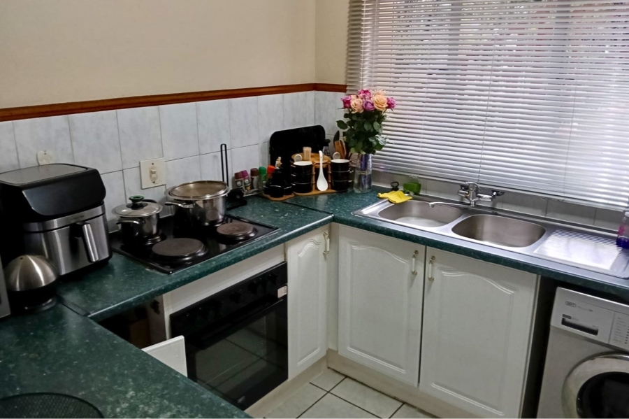 2 Bedroom Property for Sale in Die Hoewes Gauteng