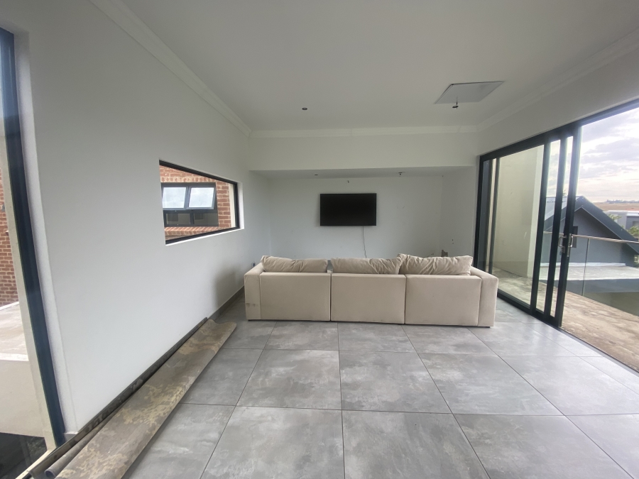 6 Bedroom Property for Sale in Copperleaf Estate Gauteng