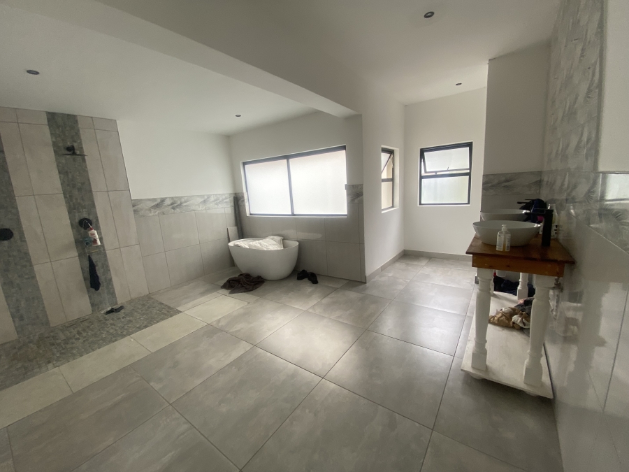 6 Bedroom Property for Sale in Copperleaf Estate Gauteng