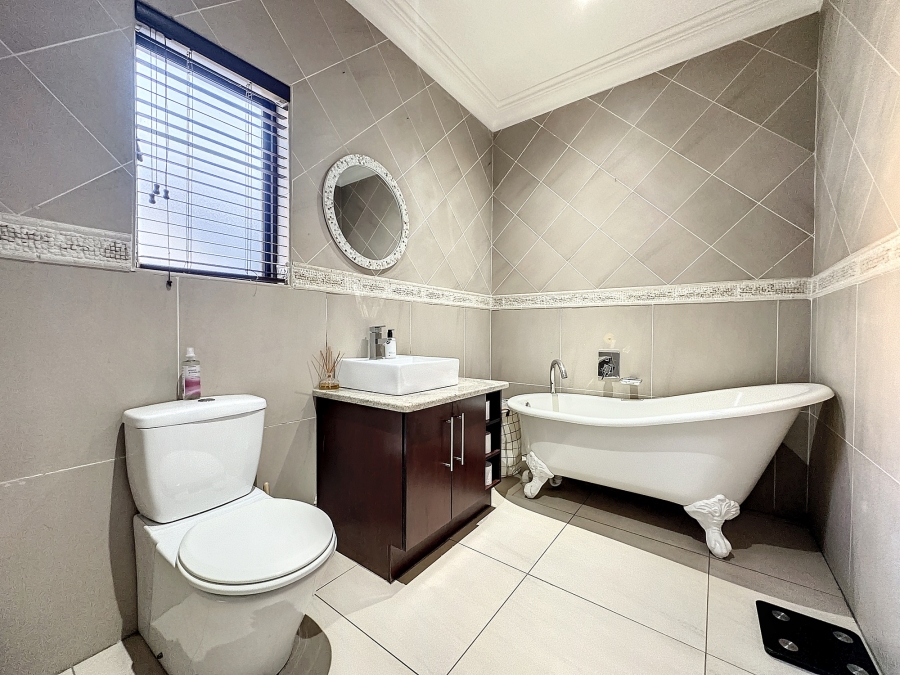 To Let 5 Bedroom Property for Rent in Silver Lakes Golf Estate Gauteng
