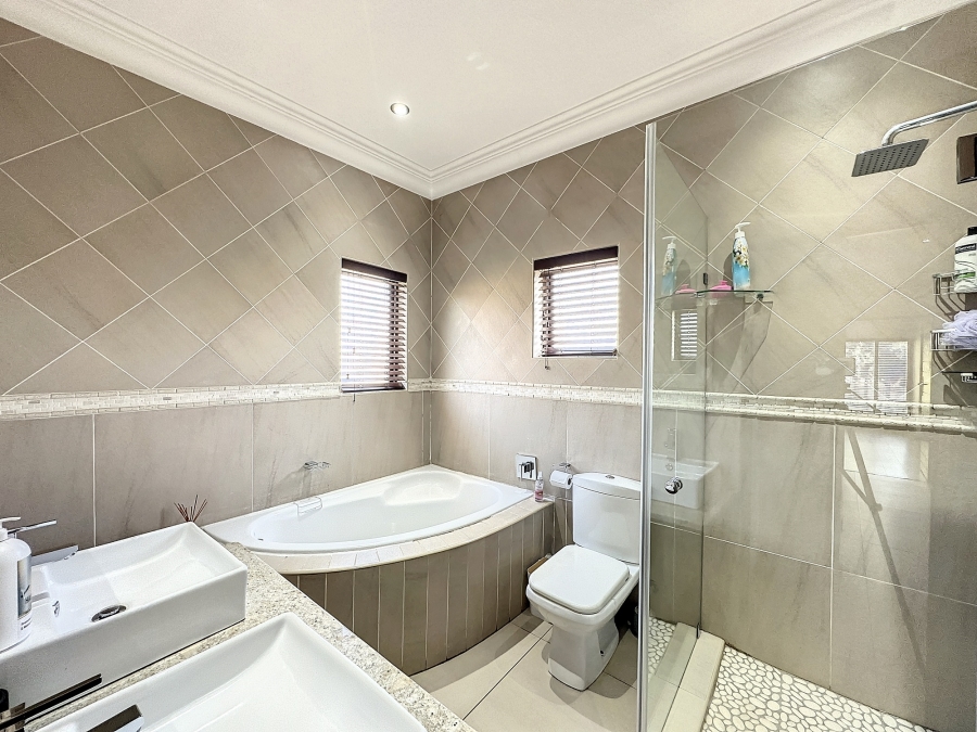 To Let 5 Bedroom Property for Rent in Silver Lakes Golf Estate Gauteng