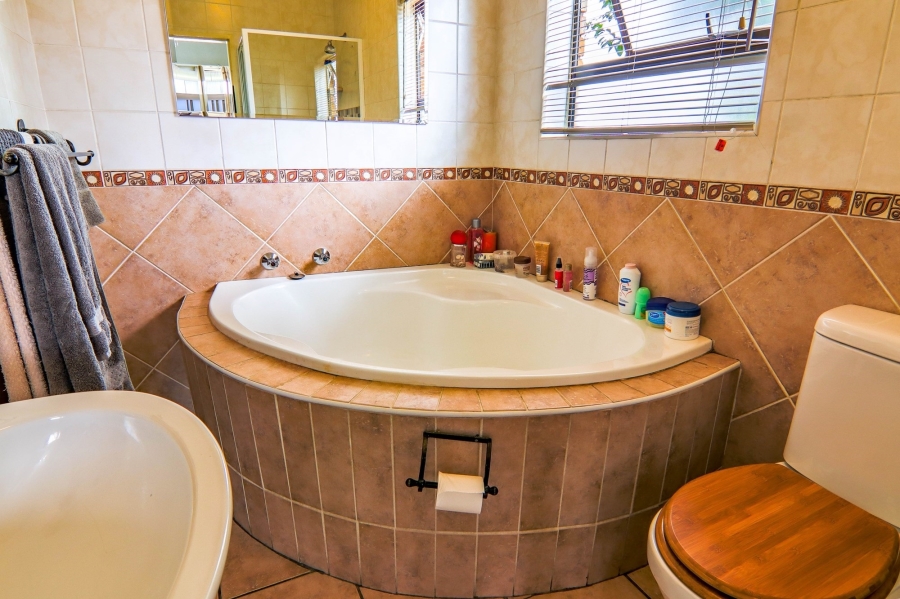 4 Bedroom Property for Sale in Thatchfield Estate Gauteng