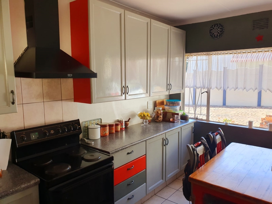 5 Bedroom Property for Sale in Glen Marais Gauteng