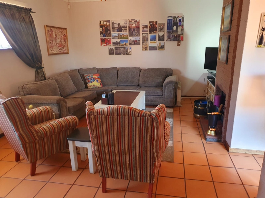 5 Bedroom Property for Sale in Glen Marais Gauteng