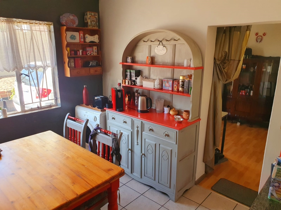 5 Bedroom Property for Sale in Glen Marais Gauteng