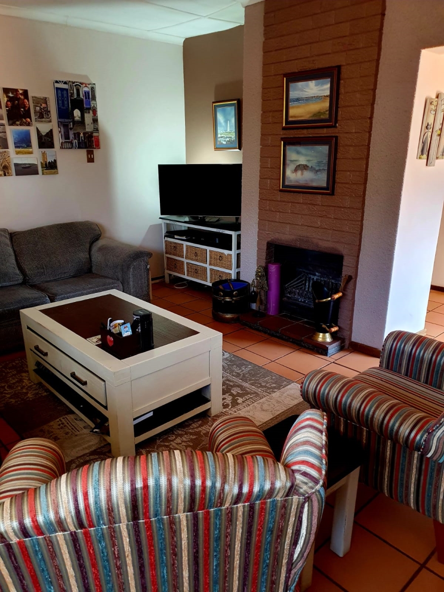5 Bedroom Property for Sale in Glen Marais Gauteng