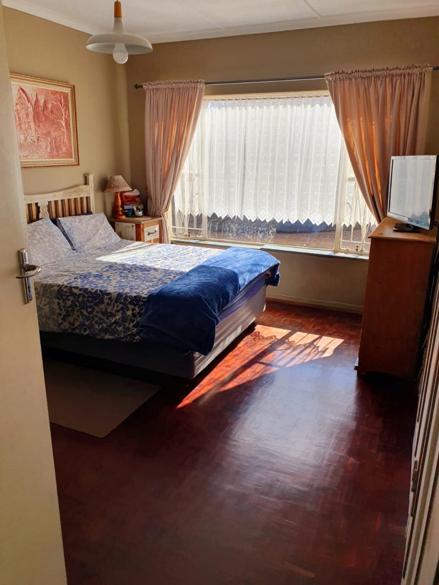 5 Bedroom Property for Sale in Glen Marais Gauteng