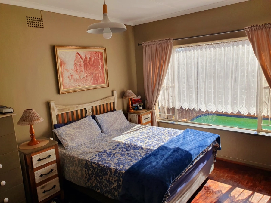 5 Bedroom Property for Sale in Glen Marais Gauteng