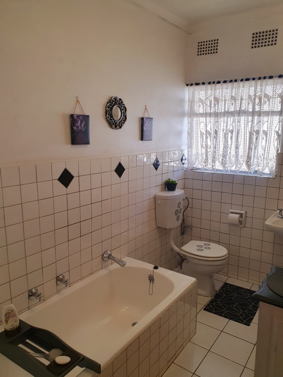 5 Bedroom Property for Sale in Glen Marais Gauteng