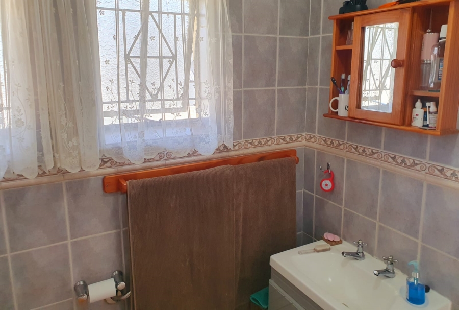 5 Bedroom Property for Sale in Glen Marais Gauteng