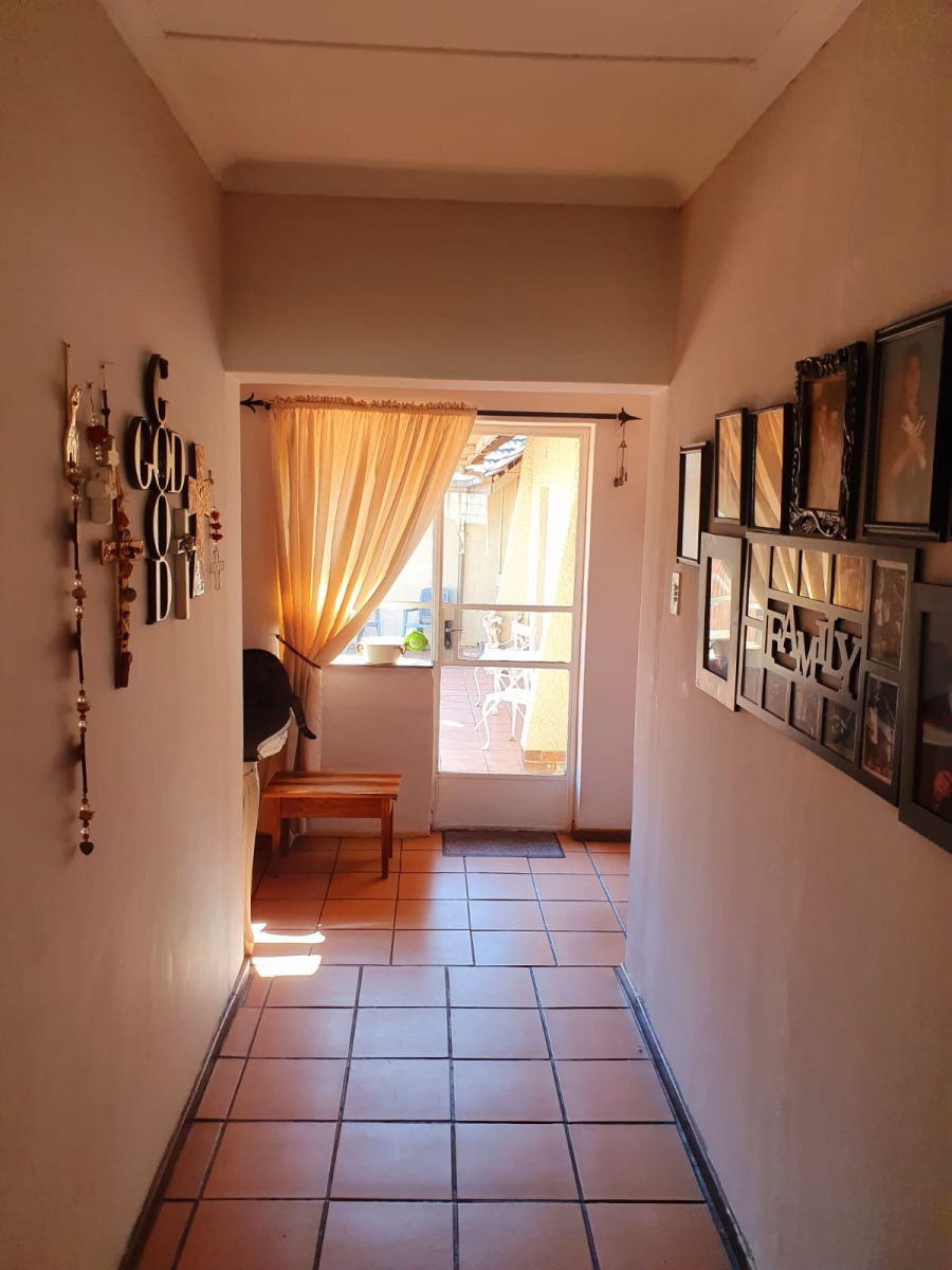 5 Bedroom Property for Sale in Glen Marais Gauteng