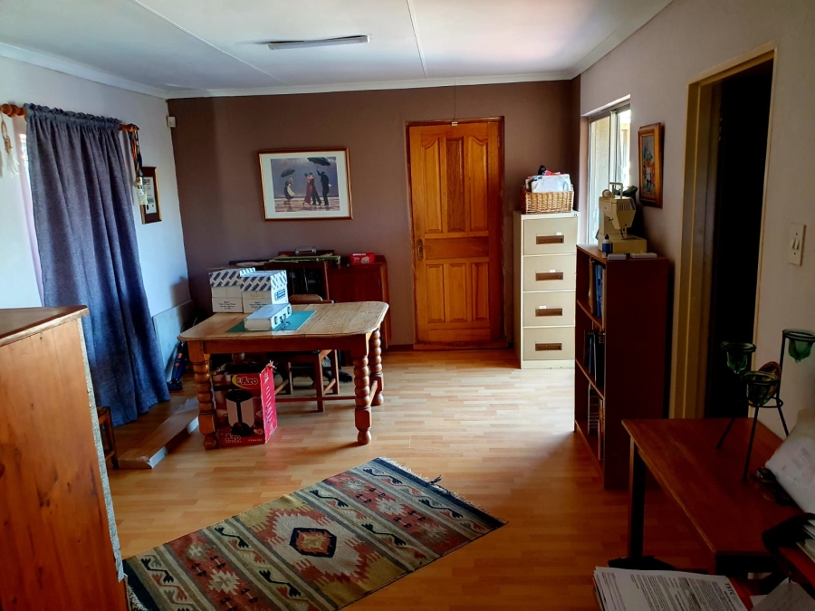 5 Bedroom Property for Sale in Glen Marais Gauteng