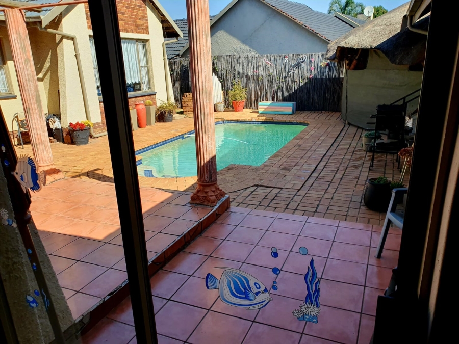 5 Bedroom Property for Sale in Glen Marais Gauteng